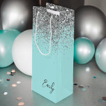 Girly Aqua Blue Silver Glitzer Monogram Geschenktüte Für Weinflaschen<br><div class="desc">Girly Aqua Blue - Silver Sparkle Glitzer Script Monogram Name Geschenktasche. Das macht den perfekten 16 Geburtstag,  Hochzeit,  Brautparty,  Jubiläum,  Babydusche oder Junggeselinnen-Abschied Geschenktasche für jemanden,  der Lieben glamourösen Luxus und schicke Stile.</div>