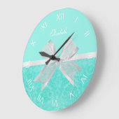Girly Aqua Türkis Damask White Ribbon mit Namen Große Wanduhr (Winkel)