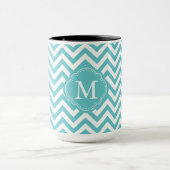 Girly Aqua-weißes Zickzack Streifen-Monogramm Tasse (Zentrum)