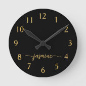 Girly Black Gold Minimalist Monogram Script Runde Wanduhr (Vorderseite)
