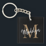 Girly Black Gold Monogram Name Elegantes Chic Scri Schlüsselanhänger<br><div class="desc">Girly Black Monogram Name Elegant Chic Script Schlüsselanhänger. Dieses moderne,  elegante Schlüsselanhänger mit Ihrem individuellen Monogramm und Namen ist einfach zu personalisieren.</div>