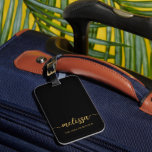 Girly Black Monogram Name Signature Script Gepäckanhänger<br><div class="desc">Girly Feminine Minimalistisch Simple Clean Black und Gold Monogram Name Signature Script Custom Personalisiert Luggage Bag Tag. Dieses Design mit Ihrem Vornamen in einem hübschen handgeschriebenen Stil Swash Schwanz Kalligraphie Schriftart Signatur (oder Typografie) und vollständiger Name in Gold auf schwarzem Hintergrund. Diese sind einfach zu anpassen. Stilvolles Frauengeschenk für Hochzeiten,...</div>
