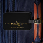 Girly Black Monogram Name Signature Script Gepäckanhänger<br><div class="desc">Girly Feminine Minimalistisch Simple Clean Black und Gold Monogram Name Signature Script Custom Personalisiert Luggage Bag Tag. Dieses Design mit Ihrem Vornamen in einem hübschen handgeschriebenen Stil Swash Schwanz Kalligraphie Schriftart Signatur (oder Typografie) und vollständiger Name in Gold auf schwarzem Hintergrund. Diese sind einfach zu anpassen. Stilvolles Frauengeschenk für Hochzeiten,...</div>