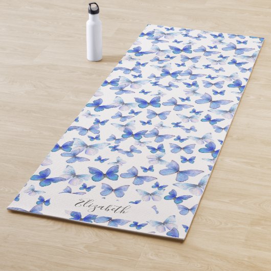 Girly Blue Pastel Butterflies Individuelle Name Yogamatte (Beispiel)
