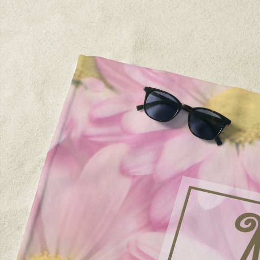 Girly Blush Pink Daisies Custom Monogram Strandtuch (Beispiel)