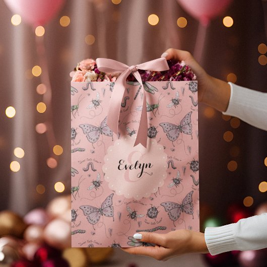 Girly Blush Pink Sweet Little Critter Monogram Mittlere Geschenktüte
