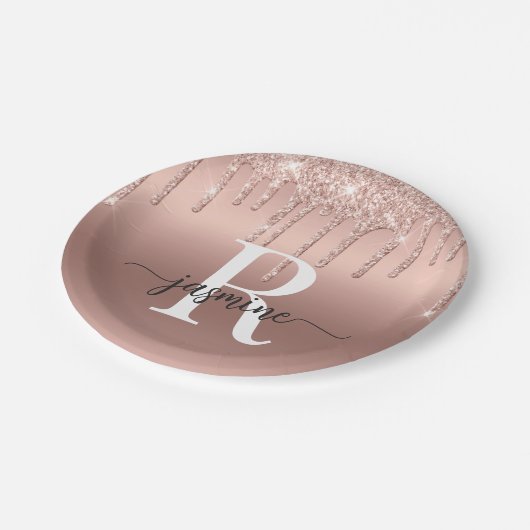 Girly Blush Rose Gold Glitzer Drilling Monogram Pappteller (Schrägansicht)