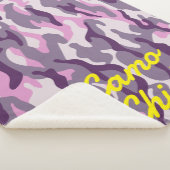 Girly Camouflage Pinks Monogramm in Gelb | Sherpadecke (3/4)