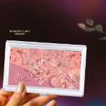 Girly Chic Lmon Pink Blume Inhaber der Visitenkart Visitenkarten Dose<br><div class="desc">Neue Design-Blume auf Marmor auf diesem schönen BUSINESS CARD HOLDER ! Dieses schöne SALMON PINK PEACH PINK Design ist einzigartig und eine Art. Es ist perfekt, um deinen Stil zu zeigen, und es ist ein großartiges Geschenk für sie. Die digitalen Blume auf einem Marmorboden in zartem, zartem Pfirsichrosa und lachsfarbenem...</div>
