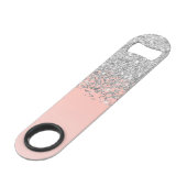 Girly Chic Silver Confetti Pink Gradient Monogram Speed Flaschenöffner (Rückseite Schrägansicht)