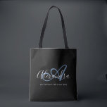 Girly Denim Blue Elegant Script Name Monogram Tasche<br><div class="desc">Personalisieren Sie Ihre schöne mit Monogramm trendige Black Grocery Tote Bag! Der unten stehende Text kann Ihrem bevorzugten Satz oder sogar Ihrem vollständigen Namen personalisiert sein; Sie können ihn auch löschen, wenn Sie ihn bevorzugen. Wenn Sie Hilfe benötigen, lass uns bitte unter belytaliarecipes@gmail.com und wir helfen Ihnen gerne weiter. ©...</div>