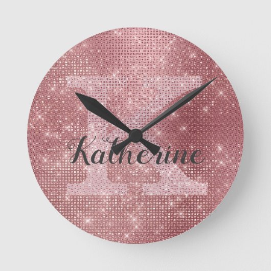 Girly Dusty Rose Gold Sparkle Glam Monogramm Name Runde Wanduhr (Vorderseite)