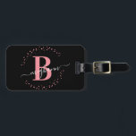 Girly Elegant Black Pink Name Monogram Script Lugg Gepäckanhänger<br><div class="desc">Die personalisierte Gepäckmarke für mit Monogramm Gepäck wird von Girly,  minimalistisch,  modern,  schwarz und rosa geschrieben. Mit einem Monogramm-Initial- und einem gürtelhaften Namensschriftskript in einem handgeschriebenen Kalligraphie-Schriftart mit Schwänzen und gepunktetem Kreisrahmen um Ihr Monogramm.</div>