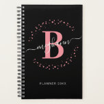 Girly Elegant Pink Black Name Mit Monogramm 2023 Planer<br><div class="desc">Girly, modern, trendig, elegant, rot-rot und schwarz-weiß monogramm Anfangsname Skript personalisiert mit Monogramm 2023 oder jedes Jahr Planer. Mit einem Monogramm-Initial- und einem gürtelhaften Namensskript in einem handgeschriebenen Kalligraphie-Schwanz-Schriftart und einem gepunkteten Kreisrahmen um Ihr Monogramm. Perfektes weibliches Geschenk für Freundin, Schwester, Mutter, Geburtstag, Hochzeit, Brautparty, süße 16 Geburtstagsparty, Schule, berufliche...</div>