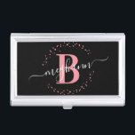 Girly Elegant Pink Black Name Mit Monogramm Skript Visitenkarten Dose<br><div class="desc">Girly, modern, elegant, trendy, rosa und schwarz, weiß monogramm Initialname Skript personalisierten mit Monogramm Visitenkartengehäuse. Mit einem Monogramm-Initial- und einem gürtelhaften Namensskript in einem handgeschriebenen Kalligraphie-Schwanz-Schriftart und einem gepunkteten Kreisrahmen um Ihr Monogramm. Perfektes weibliches Geschenk für Freundin, Schwester, Mutter, Geburtstag, Hochzeit, Brautparty, süße 16 Geburtstagsparty, Business, Zuhause Office, berufliche Arbeit,...</div>