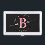 Girly Elegant Pink Black Name Mit Monogramm Skript Visitenkarten Dose<br><div class="desc">Girly, modern, elegant, trendy, rosa und schwarz, weiß monogramm Initialname Skript personalisierten mit Monogramm Visitenkartengehäuse. Mit einem Monogramm-Initial- und einem gürtelhaften Namensskript in einem handgeschriebenen Kalligraphie-Schwanz-Schriftart und einem gepunkteten Kreisrahmen um Ihr Monogramm. Perfektes weibliches Geschenk für Freundin, Schwester, Mutter, Geburtstag, Hochzeit, Brautparty, süße 16 Geburtstagsparty, Business, Zuhause Office, berufliche Arbeit,...</div>