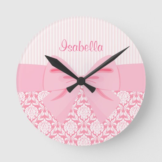 Girly Elegant Pink Damask Wrap Bow Personalisiert Runde Wanduhr (Vorderseite)