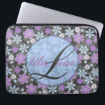 Girly Floral Monogramed 13" Mac Book/PC Laptopschutzhülle<br><div class="desc">Wenn Sie ein Mädchen und Liebe weiblich sind, ist dies der Laptop-Ärmel für Sie! Personalisieren Sie mit Ihrem Initial und Namen gibt es keine andere Haut wie Ihre! Der Hintergrund ist schwarz, mit lebendigen, oh, so femininen Blume. Wenn Sie interessiert sind, gibt es iPhone Fälle in meinem Geschäft, die sich...</div>