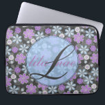 Girly Floral Monogramed 13" Mac Book/PC Laptopschutzhülle<br><div class="desc">Wenn Sie ein Mädchen und Liebe weiblich sind, ist dies der Laptop-Ärmel für Sie! Personalisieren Sie mit Ihrem Initial und Namen gibt es keine andere Haut wie Ihre! Der Hintergrund ist schwarz, mit lebendigen, oh, so femininen Blume. Wenn Sie interessiert sind, gibt es iPhone Fälle in meinem Geschäft, die sich...</div>