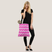 Girly Geometric Candy Pink und White Pattern Tasche (Am Model)