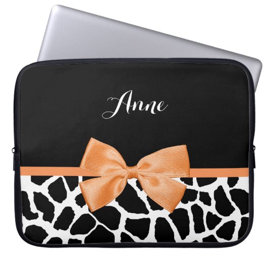 Girly Giraffe Print Orange Ribbon Bow mit Namen Laptopschutzhülle (Vorderseite)