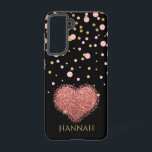 Girly Girl Glam Pink Glitzer Herz Samsung Galaxy Hülle<br><div class="desc">Rosa und goldene Konfetti auf schwarzem Hintergrund mit glänzender Rose goldenes Herz. Diese hübsche Handy-Gehäuse ist perfekt für die Mädchen,  die ein wenig Glam in ihrem Leben Liebe. Fügen Sie Ihren Namen hinzu,  um es zu Ihrem eigenen zu machen.</div>
