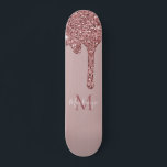 Girly Glam Rose Gold Drilling Glitzer Monogram Skateboard<br><div class="desc">Girly Rose Gold Sparkle Glitzer Tropfen Monogram Skateboard mit Mode-Imitate rot Rosa/Rose Gold Glitzer Tropfen auf einem schicken Hintergrund mit Ihrem eigenen Monogramm und Namen. Ideal für alle, die den luxuriösen glamourösen Lebensstil Lieben. Perfekt für Ihre luxuriöse Ästhetik! Sie tauchen in Luxus ein - zeigen Sie es! Bitte kontaktieren Sie...</div>