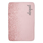 Girly Glitzer Blush Pink Stilvolles modernes Monog Badematte (Vorderseite Vertikal)