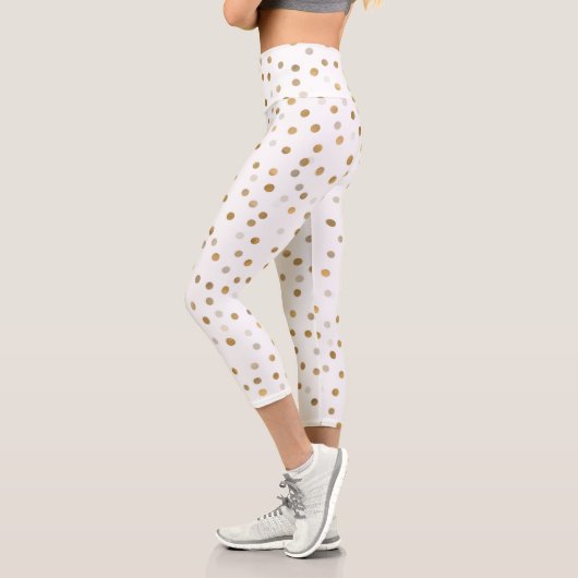 Girly Gold Dots Confetti Weißes Design Capri Leggings (Links)