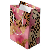 Girly Gold Pink Leopard Mittlere Geschenktüte (Vorderseite Schrägansicht)