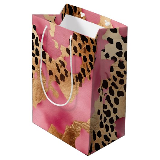 Girly Gold Pink Leopard Mittlere Geschenktüte (Rückseite Schrägansicht)