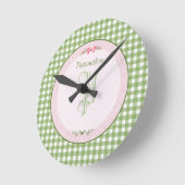Girly Green Gingham Monogramm mit Namen Runde Wanduhr (Winkel)