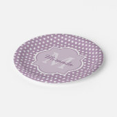 Girly Lavender Lila Polka Dots Monogramm und Name Pappteller (Schrägansicht)