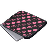 Girly Lippen Pink und Schwarz-Kuss-Muster Laptopschutzhülle (Vorne Knopf)