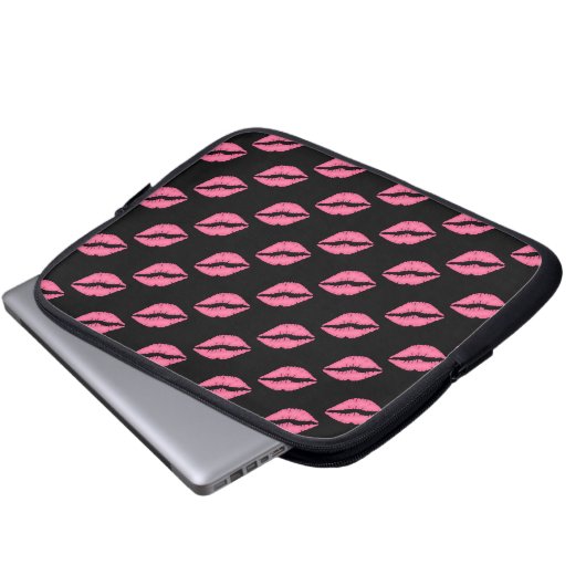 Girly Lippen Pink und Schwarz-Kuss-Muster Laptopschutzhülle (Vorne Knopf)