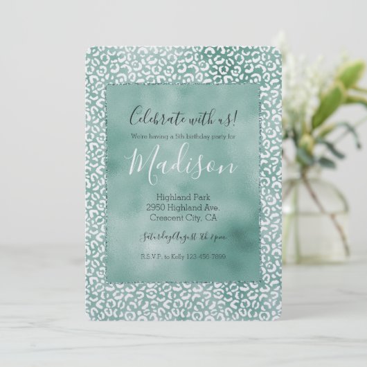 Girly Mint White Leopard Print Einladung (Stehend Vorderseite)