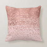 Girly Modern Rose Gold Pink Glitzer Confetti Kissen<br><div class="desc">Dieses gürtliche und glamouröse Muster ist perfekt für die stilvolle und trendige Mode. Dieses Muster zeigt ein Imitat gedruckte Rose Gold funkelnd Glitzer-Sequenzierung falle Konfetti-Verlauf auf einem einfachen rot rosa Hintergrund. Es ist schick, elegant und hübsch. Wählen Sie diesen Ausdruck, wenn Sie eine moderne und luxuriöse Ästhetik genießen. ***WICHTIGE HINWEIS...</div>