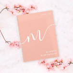 Girly Monogram Calligraphy Coral Blush Pink Planer<br><div class="desc">Girly Monogram Calligraphy Coral Blush Pink Planner. Leicht zu anpassen feminine und elegante Skripttypografie Monogramm. Perfekte mit Monogramm Namensgeschenkidee!</div>