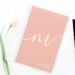 Girly Monogram Calligraphy Coral Blush Pink Planer<br><div class="desc">Girly Monogram Calligraphy Coral Blush Pink Planner. Leicht zu anpassen feminine und elegante Skripttypografie Monogramm. Perfekte mit Monogramm Namensgeschenkidee!</div>