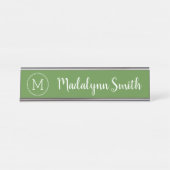 Girly Monogram Kelly Green und Calligrafy Name Schreibtischnamensplakette (Vorderseite )