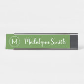 Girly Monogram Kelly Green und Calligrafy Name Schreibtischnamensplakette (Vorderseite )
