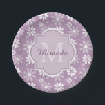 Girly Monogram Light Lila Daisy Blume und Name Pappteller<br><div class="desc">Mit diesen niedlichen Lavendel lila Blume-Musterpapier-Tellern mit einem stilvollen gerahmten Monogramm fügen Sie Ihrem Party eine schicke und gürtelige Atmosphäre hinzu. Personalisieren Sie dieses feminine Blumendesign,  indem Sie den Namen und die mit Monogramm Initiale des Party Mädchen.</div>