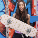 Girly Monogram Niedlich Elegant mit Namen Skateboard<br><div class="desc">Dieses Girl Skateboard Monogramm und Name ist das perfekte Geschenk für jeden Anlass. Diese Vorlage kann mit Ihrem bevorzugten Schriftart, Farbe und Text personalisiert werden, um Ihr Kunstwerk einzigartig zu machen. Blättern Sie einfach nach dem Kauf nach unten und klicken Sie auf "Details", wo Sie erweiterte Editiermöglichkeiten finden, um diesem...</div>