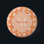 Girly Monogram Niedlich Orange Daisy Blume und Nam Button<br><div class="desc">Fügen Sie Ihrem persönlichen Stil eine schicke und gürtelige Blume hinzu,  mit dieser niedlichen,  orange-weiß-farbenen Farbmusterknopf mit einem stilvollen gerahmten Monogramm. Personalisieren Sie dieses feminine Blumenmarken-Design,  indem Sie Ihren Namen und mit Monogramm Initial hinzufügen.</div>