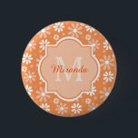 Girly Monogram Niedlich Orange Daisy Blume und Nam Button<br><div class="desc">Fügen Sie Ihrem persönlichen Stil eine schicke und gürtelige Blume hinzu,  mit dieser niedlichen,  orange-weiß-farbenen Farbmusterknopf mit einem stilvollen gerahmten Monogramm. Personalisieren Sie dieses feminine Blumenmarken-Design,  indem Sie Ihren Namen und mit Monogramm Initial hinzufügen.</div>