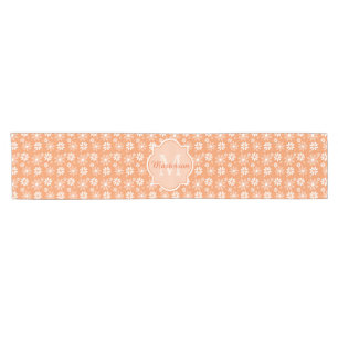 Girly Monogram Niedlich Orange Daisy Blume und Nam Kurzer Tischläufer