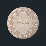 Girly Monogram Niedlich Tan Daisy Blume und Name Button<br><div class="desc">Fügen Sie Ihrem persönlichen Stil eine schicke und geistliche Optik hinzu,  mit diesem niedlichen Bräunungs- und weißen Farbmuster-Knopf mit einem gerahmten,  stilvollen Monogramm. Personalisieren Sie dieses feminine Blumenmarkendesign durch Hinzufügen Ihres Namens und mit Monogramm Initialen.</div>