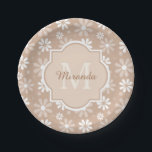 Girly Monogram Niedlich Tan Daisy Blume und Name Pappteller<br><div class="desc">Fügen Sie Ihrem Party eine schicke und gürtelige Atmosphäre hinzu,  mit diesen niedlichen,  dunkelblauen Blume-Muster-Papier-Tellern mit einem stilvollen gerahmten Monogramm. Personalisieren Sie dieses feminine Blumendesign,  indem Sie den Namen und die mit Monogramm Initiale des Party Mädchen.</div>