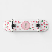 Girly Monogram niedliche Erdbeeren mit Namen Skateboard (Horizontal)