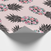 Girly Niedlich Floral Pink Schwarzer Ananas Muster Geschenkpapier (Ecke)